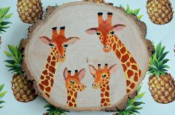 Rodzina żyrafek - obraz na kawałku drewna