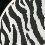 Tamborek zebra print haft - Zbliżenie