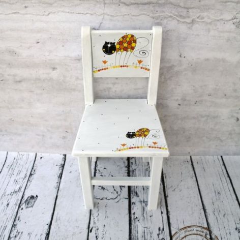białe krzesełko z oparciem kotek
