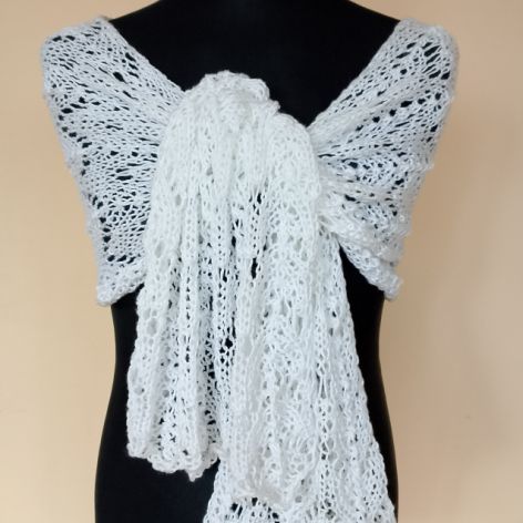 Biały szal z jedwabiem i kaszmirem, na drutach