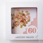 Kartka NA URODZINY łososiowo-brązowe róże - Biało-łososiowa kartka urodzinowa z różami