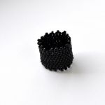 Pierścionek koralikowy czarny 3 - pierścionek-obrączka bardzo dobrze dopasowuje się do palca