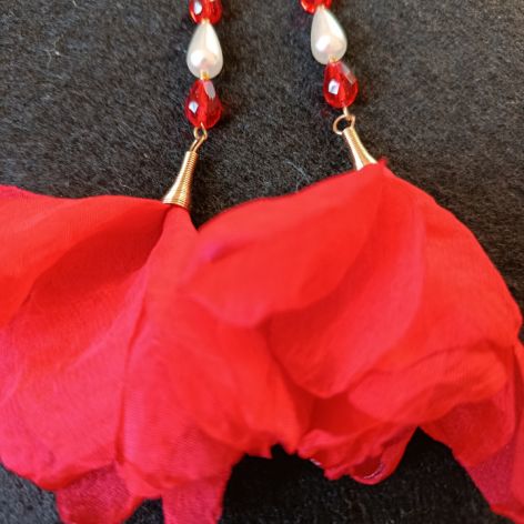 Klasyczne, czerwone, szyfonowe kolczyki
