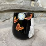 Czarny, porcelanowy kubek ręcznie malowany Kotek i ćmy - 