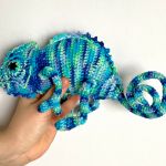 Zielono-niebieski kameleon szydełkowy - 