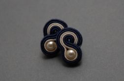 małe, kremowo-granatowe kolczyki sutasz 1