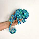 Zielono-niebieski kameleon szydełkowy - 