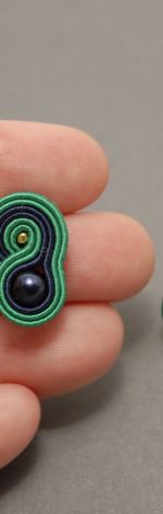 małe, granatowo-zielone kolczyki sutasz