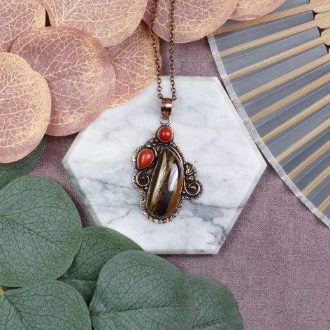 Miedziany ozdobny wisiorek z tygrysim okiem i koralem #548