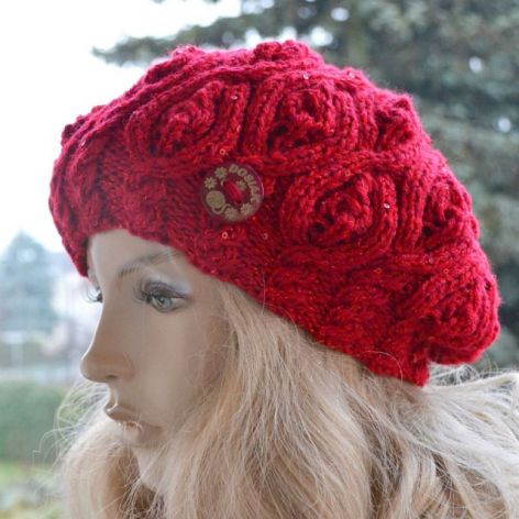 Beret z warkoczem w kolorze czerwonym