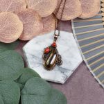 Miedziany ozdobny wisiorek z tygrysim okiem i koralem #548 - 