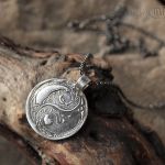 Yin i yang w deseniu - okrągły wisiorek ze srebra
