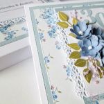 Kartka ROCZNICA ŚLUBU z niebieskimi kwiatami - Niebiesko-biała kartka na rocznicę ślubu w pudełku