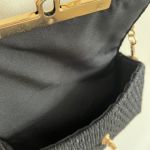 Czarna torebka handmade – elegancka, pleciona, z złotym zapięciem - Wnętrze torebki – czarna podszewka i eleganckiecza wykończenie