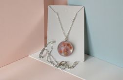 Naszyjnik z delikatnymi kwiatami