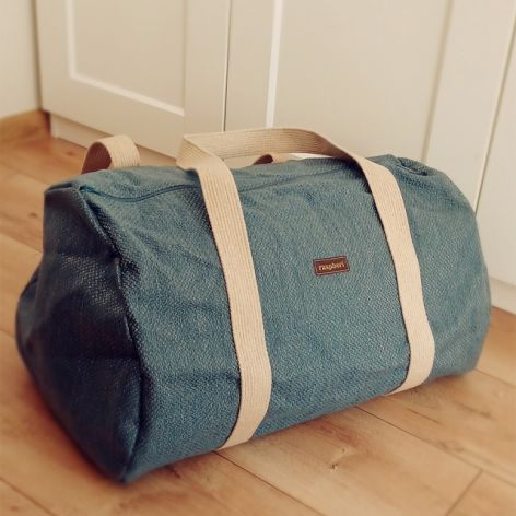 Niebieska torba podróżna z plecionki