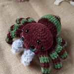 Duży pajączek, Pająk pluszowy, Przytulanka dla dziecka, Maskotka na prezent - Kolorystyka ciała - ciemny czekoladowy w połączeniu z ziołowym zielonym.