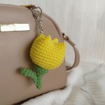 Brelok tulipanek, Brelok do kluczy, Zawieszka do torby, Brelok na prezent - Kolory kwiatów żółty i zielony.