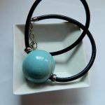 Porcelanowa niebieska kula i skóra, naszyjnik dla minimalistki - 