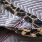 Pudrowa shopperka z pikowanego weluru - 