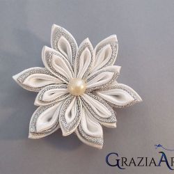 Biało srebrny delikatny kwiat