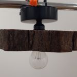 Lampa sufitowa z plastra drewna akacji - Widok plastra z podsufitką