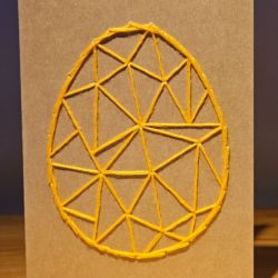 Kartka Wielkanocna - ręcznie haftowana - Pisanka żółta