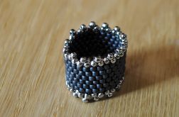 Pierścionek koralikowy szaro-srebrny