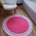 Okrągły dywanik DIY ze sznurka na szydełku - 