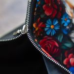 Czarno-kwiatowa kosmetyczka podróżna patchwork - 