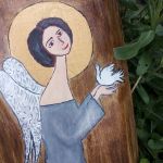 Anioł z gołąbkiem  w popielatej sukience - akryl na desce - widok