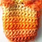 "sweterek" na telefon - żółto-pomarańczowy - 