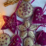Dekoracja świąteczna z filcu z ozdobnym haftem - wzór 006 - Zestaw ozdób świątecznych - purpura/szary melanż