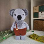 Miś koala w ubraniu, Miś pluszowy na szydełku, Miś na prezent dla dziecka - Uszy i klatka piersiowa wykonane są z fantazyjnej (imitującej futro) poliestrowej włóczki. Jest bardzo miękka! Dzięki połączeniu włóczek o różnych fakturach, zabawka wygląda naturalnie i atrakcyjnie.