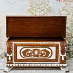Rzeźbiony kufer, mebel z historią, shabby chic, siedzisko - 