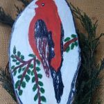 Ptaszek malowany na plastrze drewna  brzozowego - zawieszka - widok