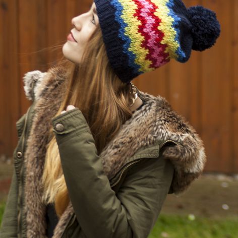 Farb-Mania czapka handmade multi kolor z pomponem