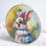Obrazek okrągły - portret - Królewna Króliczek - Masz w domu puste ściany? Szukasz pomysł na ich udekorowanie? A może wybierasz się do wnuczki czy innej dziewczynki i szukasz ciekawego drobiazgu? Oto nasza grafika z królewną Króliczkiem Obrazek został przeniesiony na okrągłą deseczkę z mdf, pięknie frez