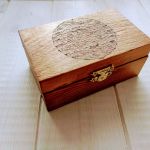 Drewniana szkatułka wzór 3 - drewniana skrzyneczka z wypalana mandalą