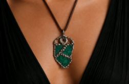 Surowy Amulet Mocy z Malachitu – Styl RAW
