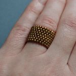 Pierścionek koralikowy brąz - pierścionek na prezent