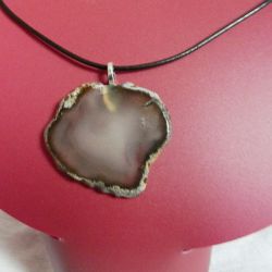 Szary nieregularny surowy plaster agatu, wisior na rzemieniu