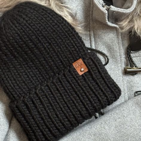 Wełniana czapka z wywinięciem - czarna