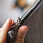 Unikatowa ciemnoszara kosmetyczka podróżna z weluru - 