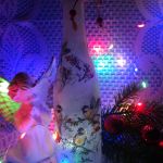 oszroniony lampion świąteczny z sikorkami - w ciemności w dekoracyjnym oświetleniu