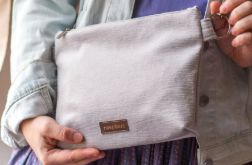 Jasnoszara kopertówka na kolorowym pasku