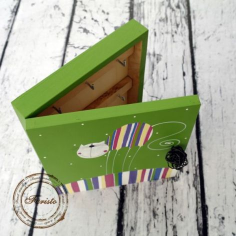 zielone pudełko na klucze pasiasty kot