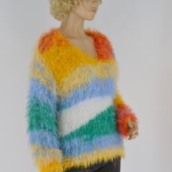 Pierzasty sweterek w kolorach tęczy.