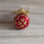 Elegancka złoto - czerwona bombka - Dekoracja świąteczna ze wstążek
