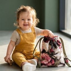 Mini plecak worek w kwiaty – ręcznie szyty z weluru | Unikat dla dzieci 0–4 lat